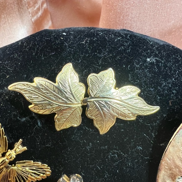 Lot 3 Six Brooches all Gold Accent Pins all Gold Plated. - Picture 3 of 9